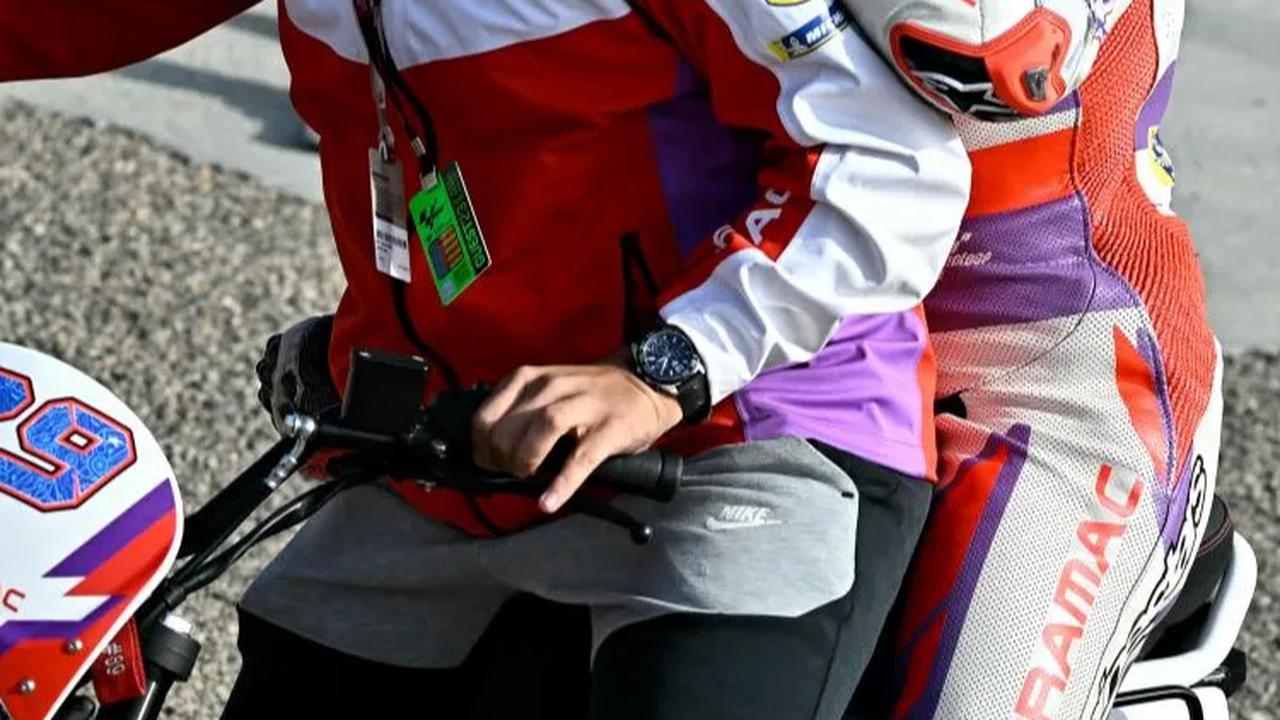 Sementara Jorge Martin yang meninggalkan motornya setelah masuk area gravel langsung dijemput oleh krunya dengan sepeda motor listrik.