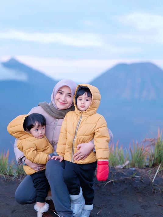 Bersama anak pertama dan keduanya, Ryana Dea tampil kompak dengan busana tebal agar tidak kedinginan di Gunung Bromo. Busana yang dikenakan kedua buah hatinya ini mirip sehingga terlihat semakin kompak. Sudah memiliki tiga buah hati, sosok Ryana Dea yang tetap tampil menawan banyak dipuji netizen. (Liputan6.com/IG/@ryana_dea)