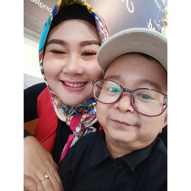 7 Potret Mesra Daus Mini dengan Istri yang Ingin Segera Punya Anak Lagi
