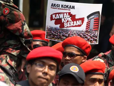 Massa dari Kokam (Komando Kesiapsiagaan) Pemuda Muhammadiyah menggelar aksi di depan gedung KPK, Jakarta, Jumat (24/3). Mereka berorasi menyampaikan tuntutan dalam aksi #KawalKPKBerani, salah satunya menuntaskan kasus e-KTP. (Liputan6.com/Johan Tallo)