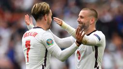 Rekan satu tim Kane, Luke Shaw (kanan) merupakan salah satu bek kiri terbaik di dunia saat ini. Tampil dengan mencetak dua assit ketika laga perempatfinal Inggris melawan Ukraina, Ia dinobatkan sebagai salah satu pemain terbaik Inggris kala itu. (Foto: AFP/Pool/Justin Tallis)
