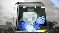Seorang petugas kesehatan bersiap untuk mengambil sampel usap hidung saat pengujian publik untuk virus corona COVID-19 baru yang dilakukan di stasiun kereta api di Bekasi, Jawa Barat, Rabu (2/2/2022). (AP Photo/Achmad Ibrahim)