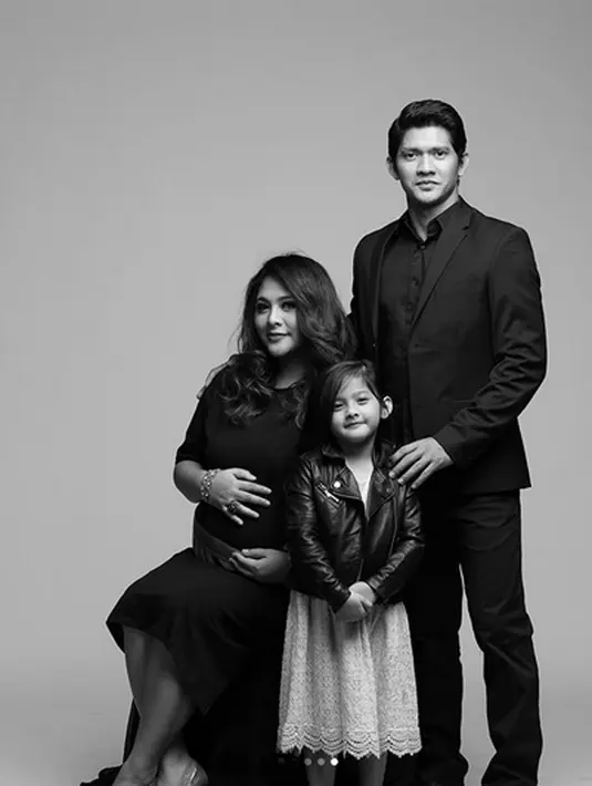 Dan masih banyak lagi, "Ini baru pregnant pic yg bnr..si ibu ttp berpakaian sopan sehingga InshaAllah nanti menjadi panutan sang baby saat besr nanti..." tulis ical_megow. (instagram/audyitem)