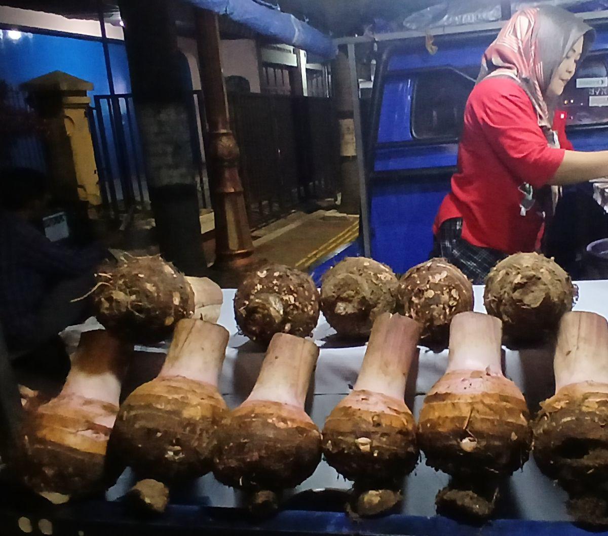 “Nah jadi nama Seupan Taleus 17 ini diambil dari cita-cita saya yang pingin punya 17 cabang, dan sekarang baru enam, tiganya di Bandung, Cicalengka,” terangnya.