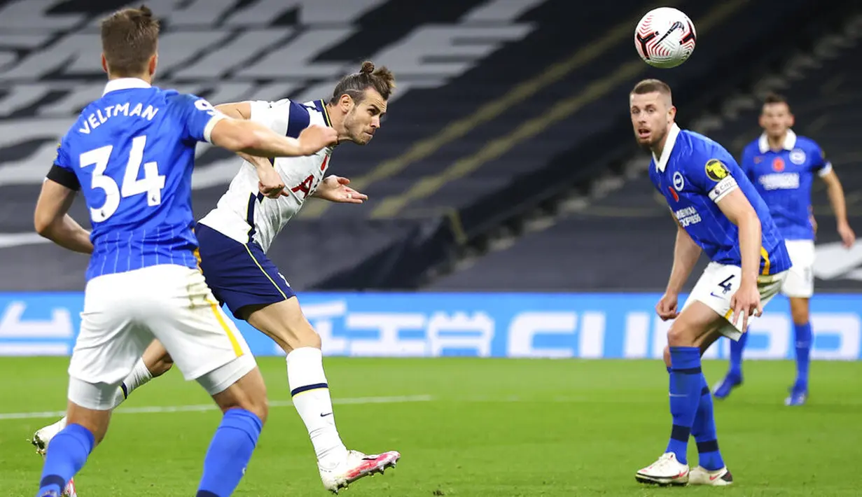 Pemain Tottenham Hotspur Gareth Bale (tengah) menyundul bola untuk mencetak gol ke gawang Brighton and Hove Albion pada pertandingan Liga Premier Inggris di Tottenham Hotspur Stadium, London, Minggu (1/11/2020). Tottenham Hotspur menang 2-1. (Julian Finney/Pool via AP)