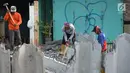 Pekerja membongar bangunan saat memasang turap di Kali Item, Jakarta, Rabu (2/1). Turap sepanjang 1.900 meter pada sisi kanan dan kiri kali untuk mengantisipasi genangan dan banjir di kawasan tersebut pada musim hujan. (Merdeka.com/Imam Buhori)