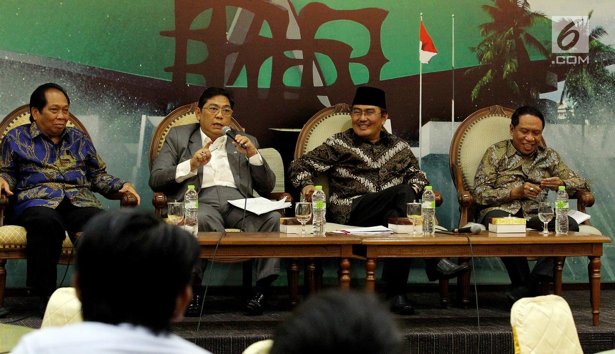 Ketua BURT, Anton Sihombing, Wakil Ketua DPR RI, Utut Adianto, Pakar Hukum Tata Negara, Jimly Asshiddiqie dan Ketua Komisi II DPR RI, Zainudin Amali dalam diskusi Dialektika Demokrasi di Kompleks Parlemen, Jakarta, Kamis (2/8). (Liputan6.com/Johan Tallo)