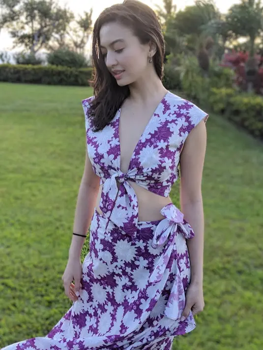 Raline Shah memang banyak dikagumi oleh kaum hawa maupun kaum adam karena pesonanya yang luar biasa. Berbalut dress motif warna ungu, terpancar pesona keanggunan Raline (Liputan6.com/IG/ralineshah)
