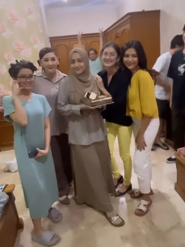 Potret Cindy Fatikasari dan Pemain Sinetron Lainnya (Instagram/@cindyfatikasari18)