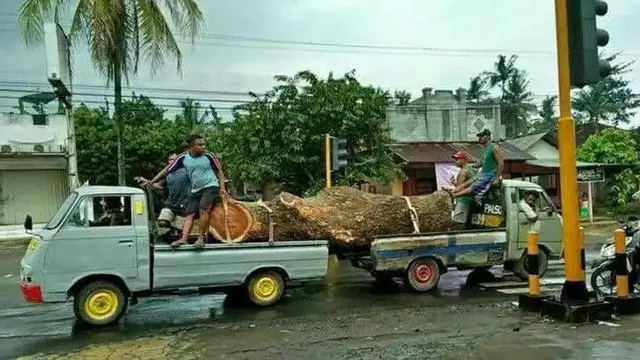 10 Potret Mobil Angkutan Barang dengan Muatan Nyeleneh Ini Bikin Heran