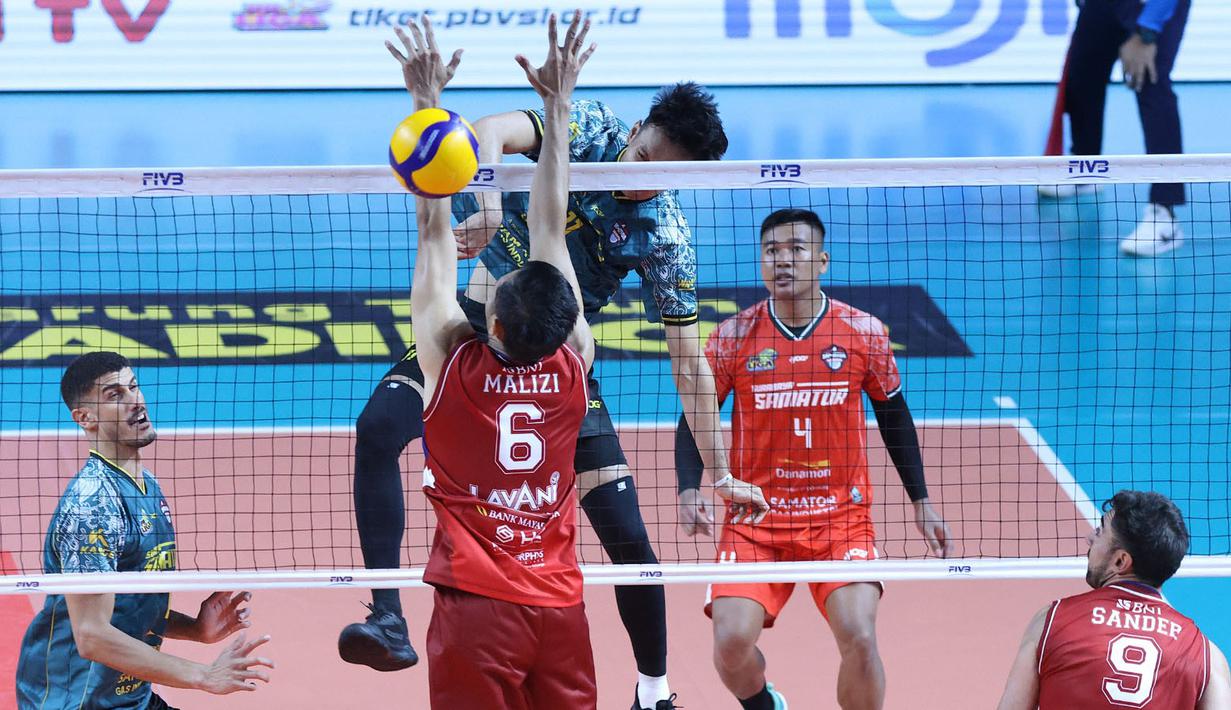 ​Kejar-kejaran angka terjadi sejak awal laga. Kedua tim tampil disiplin dalam receive dan serangan balik. Memasuki poin kritis, Samator tampil lebih tenang dan menutup set pertama dengan kemenangan tipis 25-23. (Dok. PBVSI)