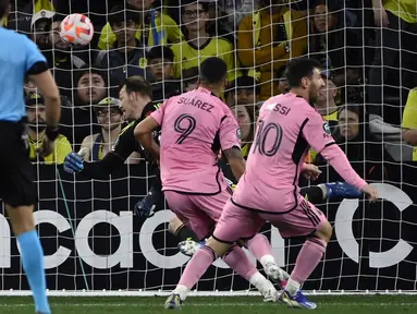 Pemain Inter Miami, Luis Suarez (9) mencetak gol penyeimbang 2-2 pada laga leg pertama 16 besar Concacaf Champions Cup di Geodis Park, Nashville, Amerika, Jumat (08/03/2024) WIB. (AP Photo/Mark Zaleski)