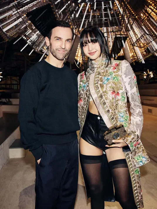 Lisa memadukan hot pants kulitnya dengan stoking tipis setinggi paha dan stiletto hitam yang serasi. [Foto: Instagram/lalalalisa_m]