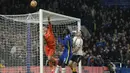 Hingga menit ke-36, tercatat Jordan Pickford masih mampu menggagalkan dua peluang lagi yang dimiliki Chelsea untuk tetap menjaga gawangnya steril dari kemasukan. (AP/Alastair Grant)