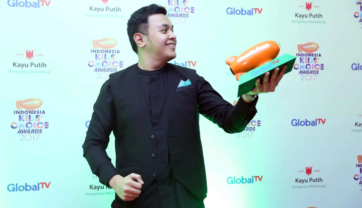 Penyanyi Tulus mengungkapkan rasa bangganya bisa menjadi pemenang dalam Indonesia Kids Choice Awards 2017. Bisa masuk nominasi saja Tulus sudah merasa banga. Ini kali pertamanya ia menang dalam ajang tersebut. (Nurwahyunan/Bintang.com)