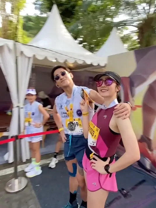 Bio One juga salah satu selebriti yang ikut dalam marathon di Bali. Dalam akun instagramnya, ia memperlihatkan medali yang baru didapatkan. Potret pertemuan Bio One dan Febby yang berencana mengikuti perlombaan marathon di Berlin. [Instagram/bojvoyej]