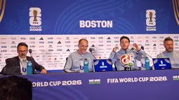 Pelatih Timnas Inggris, Thomas Tuchel (kedua kiri), dan gelandang Declan Rice (kedua kanan) menghadiri konferensi pers di Media Center Boston, Amerika Serikat, Senin (22/6/2026). Suasana menjadi cair saat Thomas Tuchel melontarkan candaan usai Declan Rice mendapat pertanyaan tentang pemain paling berpengaruh di Piala Dunia 2026. (KLY Sports/Hery Kurniawan)