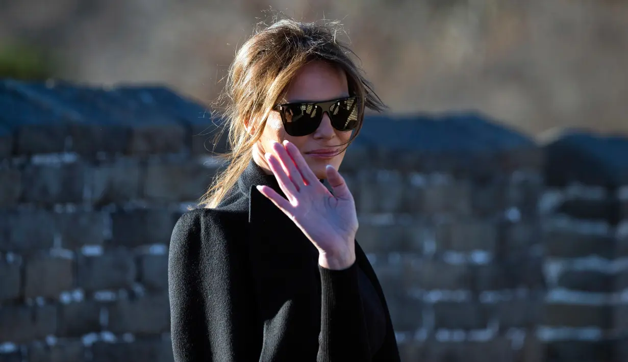 Ibu Negara AS, Melania Trump melambaikan tangan ke arah fotografer ketika mengunjungi Tembok Besar China di Beijing, 10 November 2017. Melania Trump berada di Beijing, China dalam kunjungan kenegaraan. (AP Photo/Ng Han Guan)