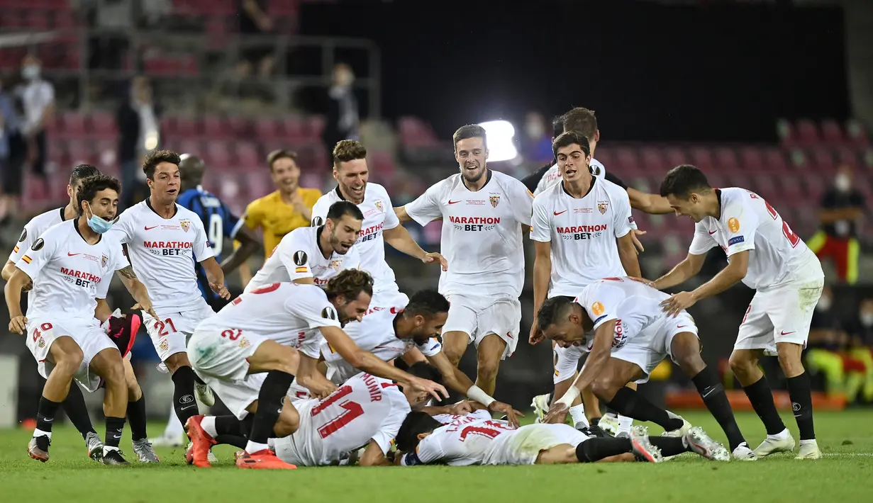 Pemain Sevilla merayakan kemenangan atas Inter Milan pada final Liga Europa 2019/2020 di Stadion RheinEenergie, Sabtu (22/8/2020) dini hari WIB. Sevilla menang 3-2 atas Inter Milan. (AFP/Martin Meissner/pool)