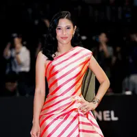 Dian Sastrowardoyo buktikan dirinya insan film sejati dengan marathon hadiri festival film internasional. Setelah dari TIFF 2025, pemeran karakter Jeng Yah itu nampak hadir di BIFF 2025 [@therealdisastr]