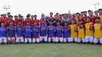 Ketua Umum PSSI Erick Thohir foto bersama dengan peserta seleksi pemain Timnas Indonesia U-17 di Lapangan A, Gelora Bung Karno (GBK), Senayan, Jakarta, Rabu (16/8/2023). (Liputan6.com/Herman Zakharia)