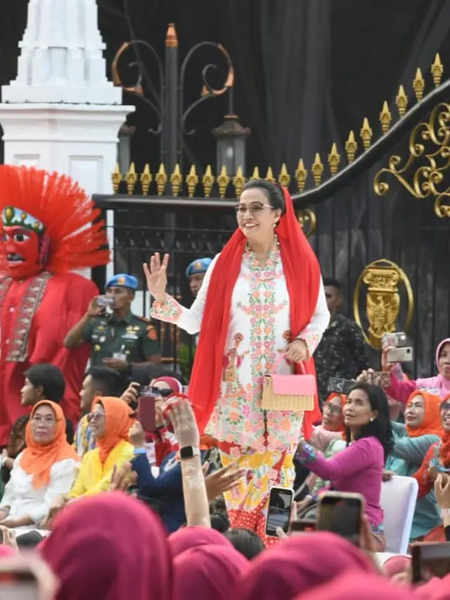 6 Momen Menteri Perempuan Kompak Pakai Kebaya Encim saat Melenggang di Catwalk Istana Berkebaya