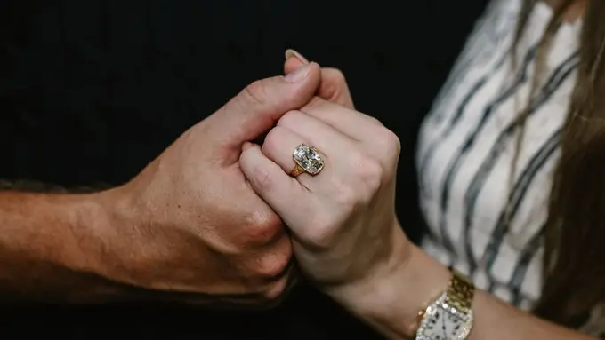Taylor Swift Tunangan dengan Travis Kelce, Cincin Berlian Antik Melingkar di Jari Manis