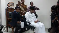 Ustaz Ahmad Alhabsyi tertunduk saat mengikuti sidang cerai perdananya bersama Putri Aisah Aminah. (Rizky Aditya Saputra/Liputan6.com)