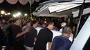 Mobil jenazah warna putih tiba sekitar pukul 23.15, Peti jenazah warna putih diturunkan. Beberapa orang membuat pagar hidup untuk memberi jalan pada jenazah yang digotong beberapa orang hendak dibawa masuk rumah. (Syaiful Bachri/Bintang.com)