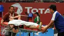 Pebulutangkis tunggal putri Thailand, Ratchanok Intanon dievakuasi keluar lapangan akibat cedera saat berlaga melawan Lindaweni Fanetri (Indonesia) di Total BWF Championships 2015 di Jakarta, Kamis (13/8/2015). (Liputan6.com/Helmi Fithriansyah)