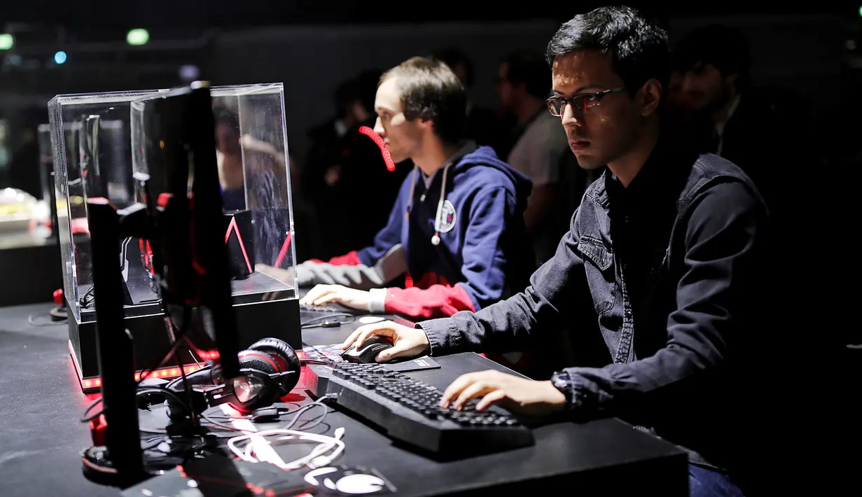 Seorang pengunjung terlihat serius memainkan video game pada acara Paris Games Week di Paris, Prancis (26/10). Sejumlah pencandu game berkumpul dalam Acara Paris Games Week dan unjuk kebolehan dalam bermain video game. (REUTERS/Benoit Tessier)