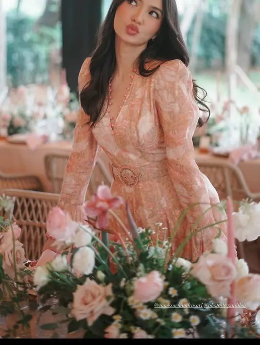 Raline Shah memulas wajahnya dengan sunset peach look yang fresh dengan rambut loose wave [@ralineshah]