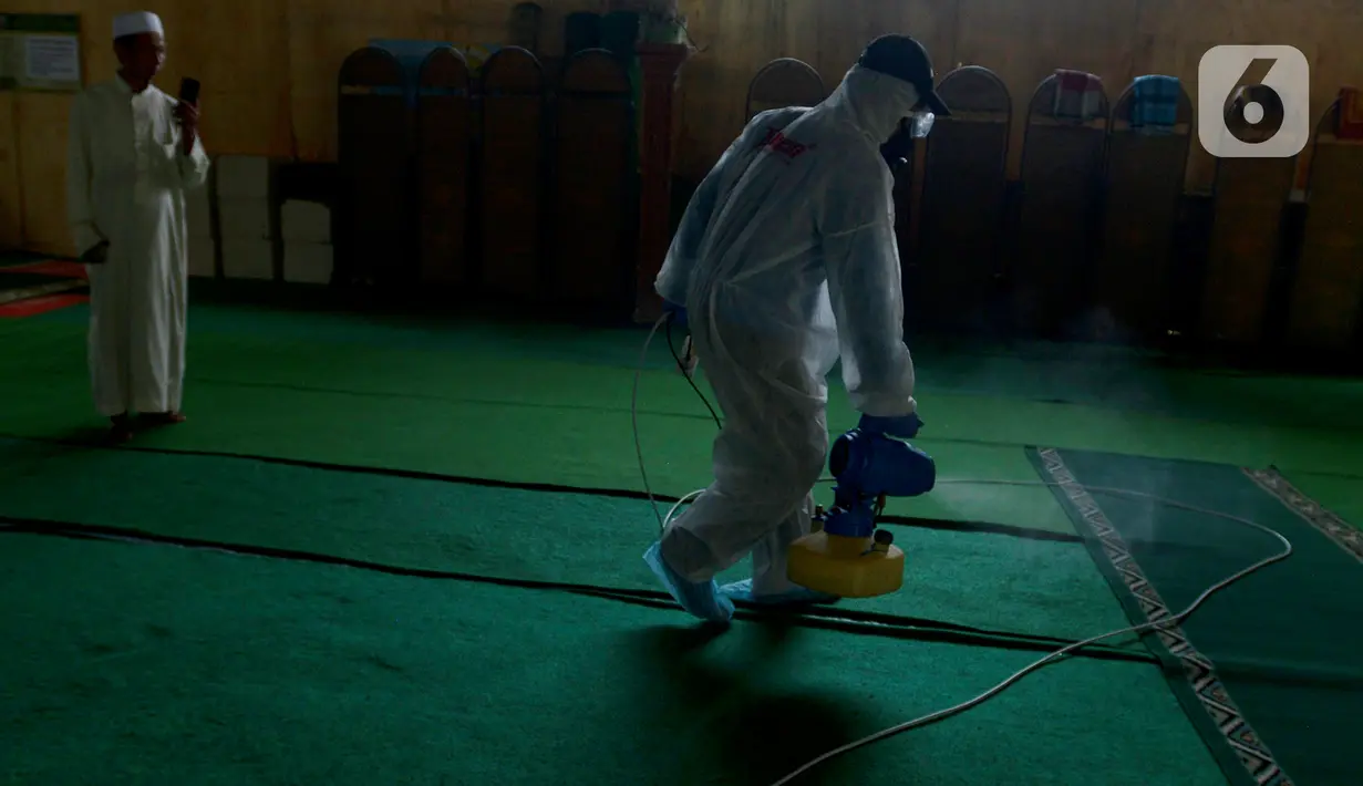 Petugas medis melakukan penyemprotan cairan disinfektan di Masjid Alafajri, Kelurahan Pejaten Barat, Jakarta, Jumat (13/3/2020). Ketua Umum PP DMI Jusuf Kalla menginstruksikan seluruh masjid disemprot cairan disinfektan untuk mengantisipasi penyebaran virus corona COVID-19. (merdeka.com/Imam Buhori)