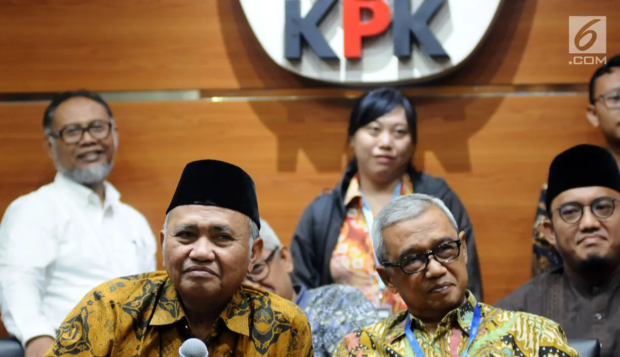 Ketua KPK, Agus Rahardjo (kedua kiri) bersama mantan pimpinan KPK menyimak pertanyaan usai pertemuan di Jakarta, Selasa (31/10). Pertemuan membahas perkembangan kasus penyerangan penyidik KPK, Novel Baswedan. (Liputan6.com/Helmi Fithriansyah)