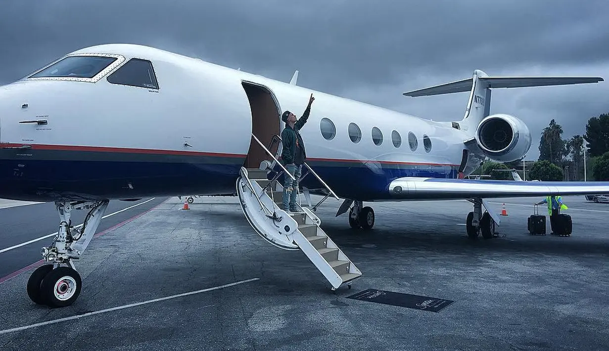 Justin Bieber pernah memposting foto bahwa ia miliki jet baru saat Natal. Namun dilansir dari Ranker, ternyata itu hanya jet sewaan dan bukan milik pribadi Justin. (instagram/justinbieber)