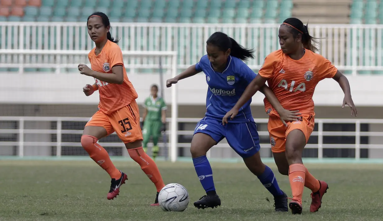 Gelandang Persib Bandung Putri, Zahra Naqiyyah, berebut bola dengan gelandang Persija Jakarta, Tiara Mahardika, pada laga lanjutan Liga 1 Putri 2019 di Stadion Pakansari, Bogor, Kamis (7/11). Persib Putri menang 2-1 atas Persija Putri. (Bola.com/Yoppy Renato)