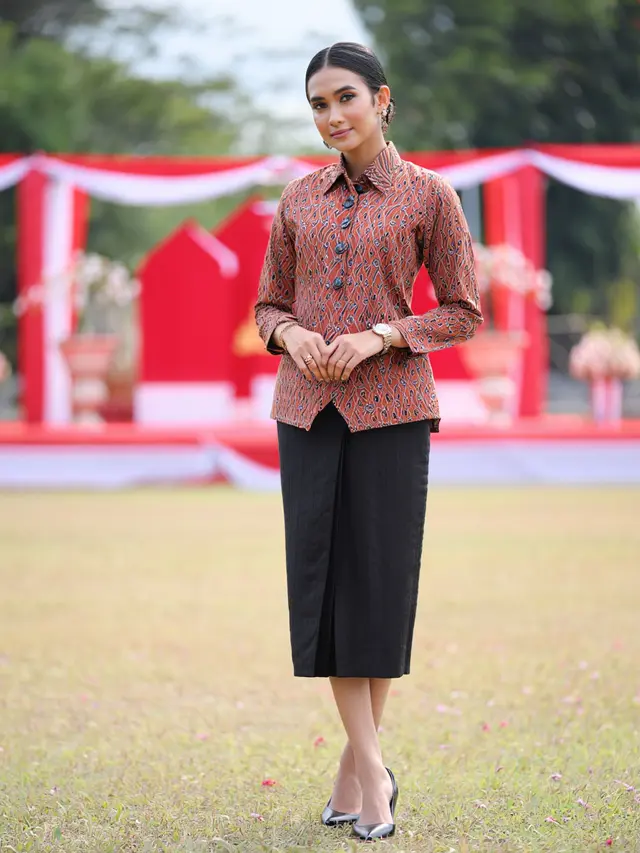Padu Padan Batik dan Rok untuk Upacara HUT RI (Foto: Reve Art AI)