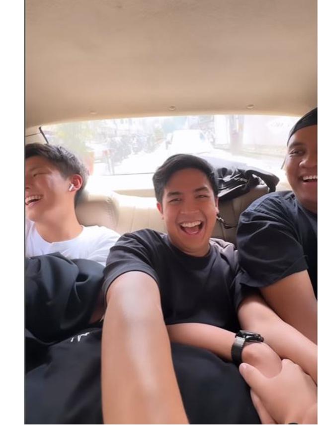 6 Potret Jerome Polin di India, Momen Naik Taksi Online Bikin Ngakak