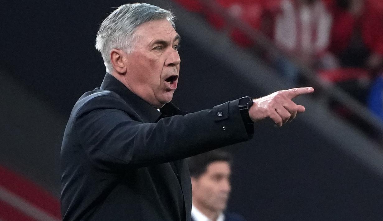 Melihat timnya belum berkembang dan terus ditekan, Carlo Ancelotti mulai kesal dan terus memberikan arahan dari pinggir lapangan. Hingga babak pertama usai skor masih tetap 0-0. (AFP/Cesar Manso)