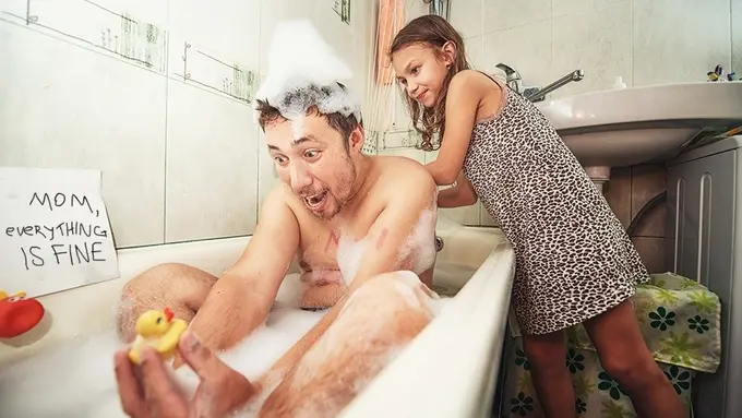 Ditinggal Berdua di Rumah, Ayah dan Anak Ini Malah Seru-seruan!