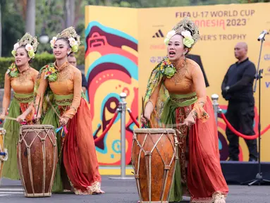 Trophy Experience Piala Dunia U-17 2023 disambut meriah oleh warga Kabupaten Bandung di Plaza Upakarti, Soreang, Kabupaten Bandung, Minggu (22/10/2023) sore WIB. Ribuan masyarakat yang terdiri dari anak-anak dari berbagai Sekolah Sepak Bola (SSB), pesilat, santri dan santriwati, hingga penggemar sepak bola tumpah ruah dalam kegiatan yang diisi dengan arak-arakan menggiring dua buah bola raksasa yang dimulai dari gedung Budaya Soreang hingga Plaza Upakarti. Acara yang dihadiri oleh Bupati Kabupaten Bandung, Dadang Supriatna serta Waketum PSSI, Ratu Tisha Destria juga diisi dengan berbagai macam kesenian tradisional Jawa Barat. (Bola.com/Bagaskara Lazuardi)