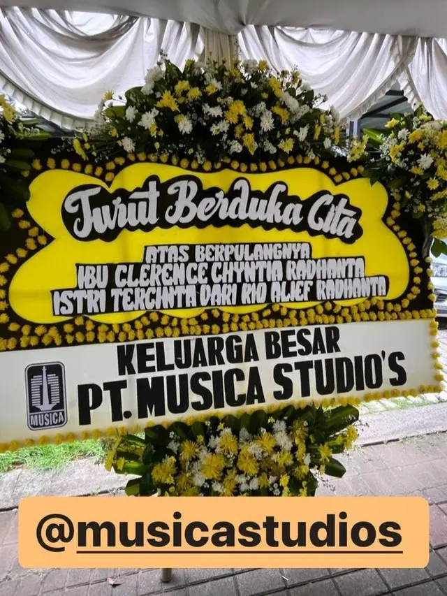 Karangan Bunga Artis atas Meninggalnya