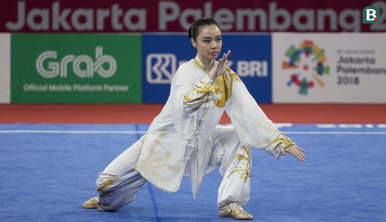 Atlet wushu Indonesia, Lindswell, saat beraksi pada Asian Games di JIExpo, Jakarta, Minggu, (19/8/2018). Sukses mengumpulkan poin tertinggi, atlet cantik ini berpeluang meraih emas dari nomor Taijiquan dan Taijijian. (Bola.com/Vitalis Yogi Trisna)