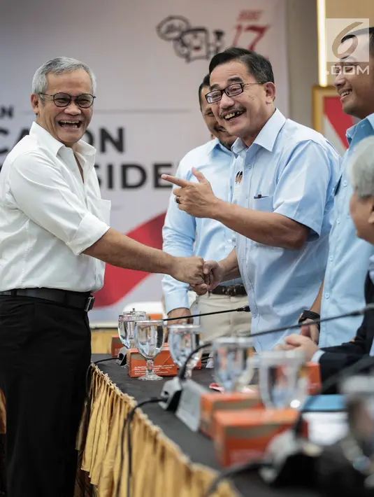 Tim kampanye Jokowi-Ma’ruf Amin, Aria Bima menyapa Ferry Mursidan Baldan dari Badan Pemenangan Nasional Prabowo-Sandi saat rapat koordinasi persiapan debat pasangan Capres dan Cawapres 2019 di Gedung KPU Jakarta, Rabu (19/12). (Liputan6.com/Faizal Fanani)