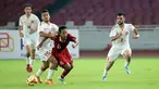Pemain timnas Indonesia U-22, Beckham Putra Nugraha (tengah), mendapatkan penjagaan ketat dari pemain timnas Lebanon U-22 dalam pertandingan uji coba yang berlangsung di Stadion Utama Gelora Bung Karno (SUGBK), Jakarta, Jumat (14/4/2023). (Bola.com/Abdul Aziz)