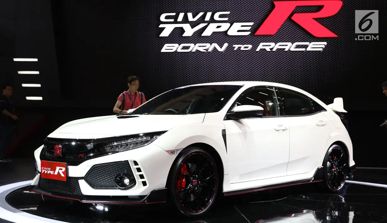Mobil terbaru keluaran Honda dipamerkan dalam ajang Gaikindo Indonesia International Auto Show (GIIAS) 2017, di ICE, BSD, Tangerang Selatan, Kamis (10/8). Lebih dari 40 kendaraan terbaru yang diluncurkan dalam pameran tersebut. (Liputan6.com/Angga Yuniar)