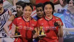 Chen Qing Chen/Jia Yi Fan. Ganda putri Cina ini menjadi juara pada Indonesia Masters 2022 setelah mengalahkan pasangan Indonesia, Apriyani Rahayu/Siti Fadia Silva Ramadhanthi di partai final dengan dua game langsung 21-18, 21-12. Serupa dengan rekannya di ganda campuran, pada Indonesia Masters 2023 Chen Qing Chen/Jia Yi Fan juga tak ambil bagian setelah sebelumnya mundur jelang laga final India Open 2023 menghadapi Nami Matsuyama/Chiharu Sida (Jepang) akibat terserang diare. (Bola.com/Ikhwan Yanuar)