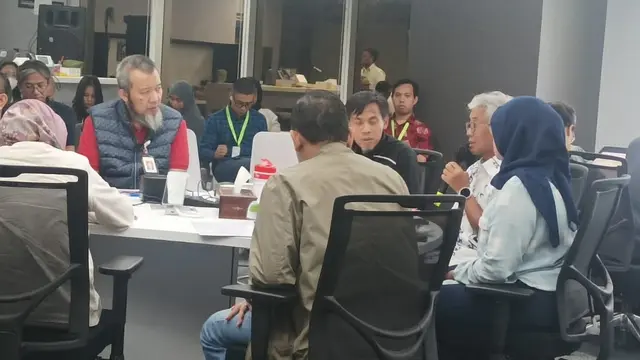 Kepala SKK Migas Dwi Soetjipto memantau lifting minyak di beberapa titik secara digital melalui Ruang Integrated Operation Center (IOC) yang dimiliki SKK Migas. (Dok SKK Migas)