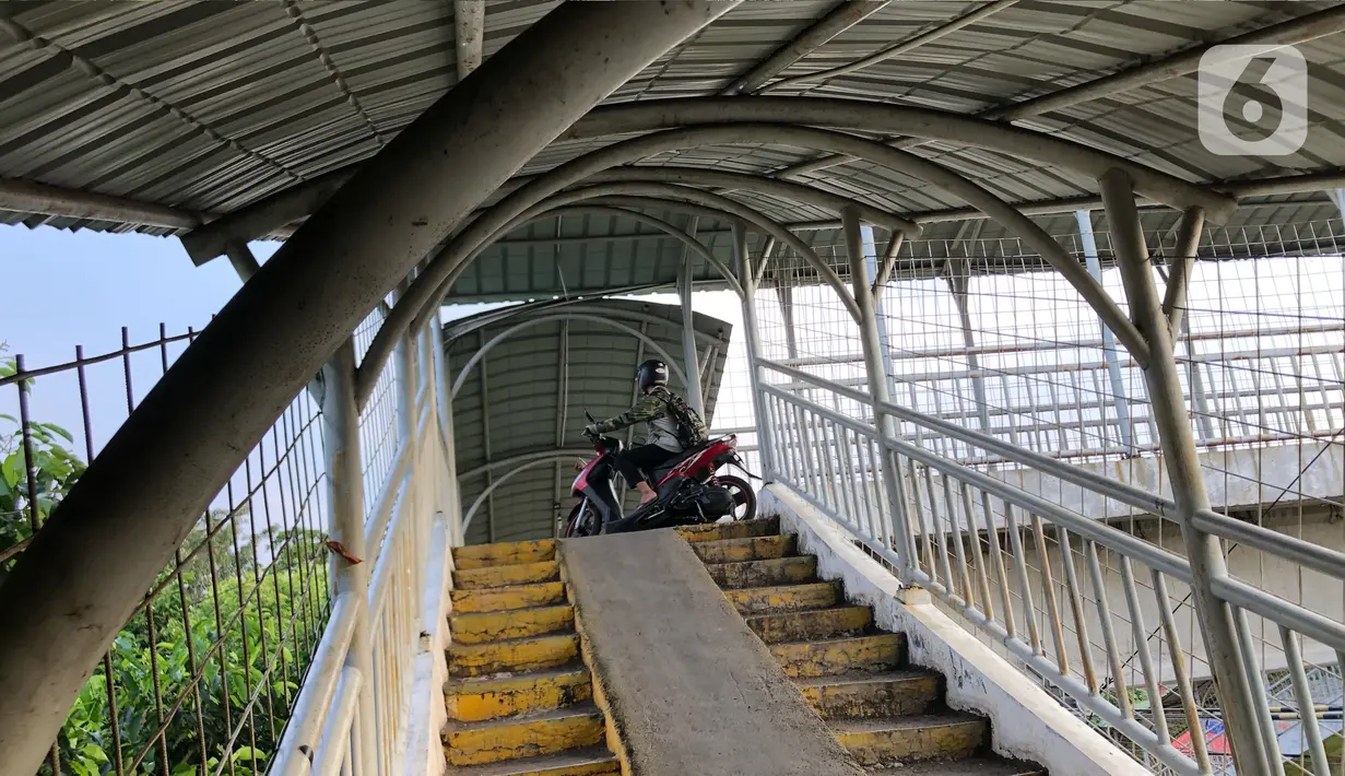 Pengendara sepeda motor melintasi Jembatan Penyeberangan Orang (JPO) di kawasan Pasar Minggu, Jakarta, Jumat (17/7/2020). Rendahnya kesadaran dalam disiplin berkendara menyebabkan sejumlah pengendara sepeda motor melintasi JPO tersebut meski merugikan pengguna lain. (Liputan6.com/Immanuel Antonius)