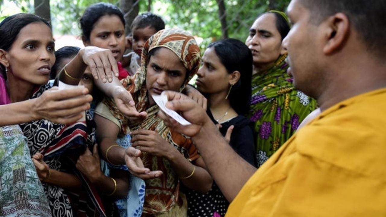 Momen langka, biksu di Bangladesh bagi-bagi takjil ke muslim